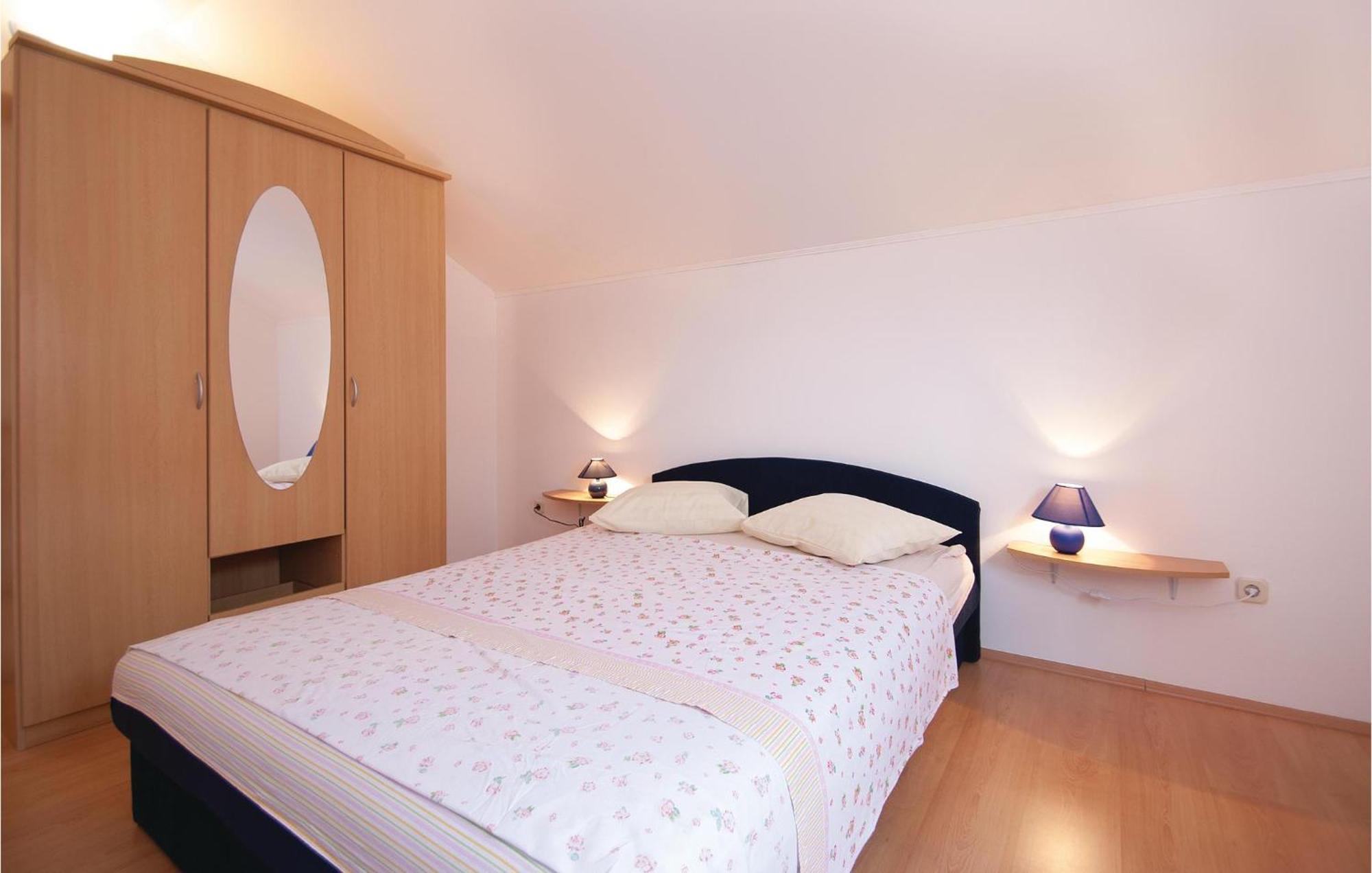 Lovely Apartment In Rovinj With Kitchen Екстер'єр фото