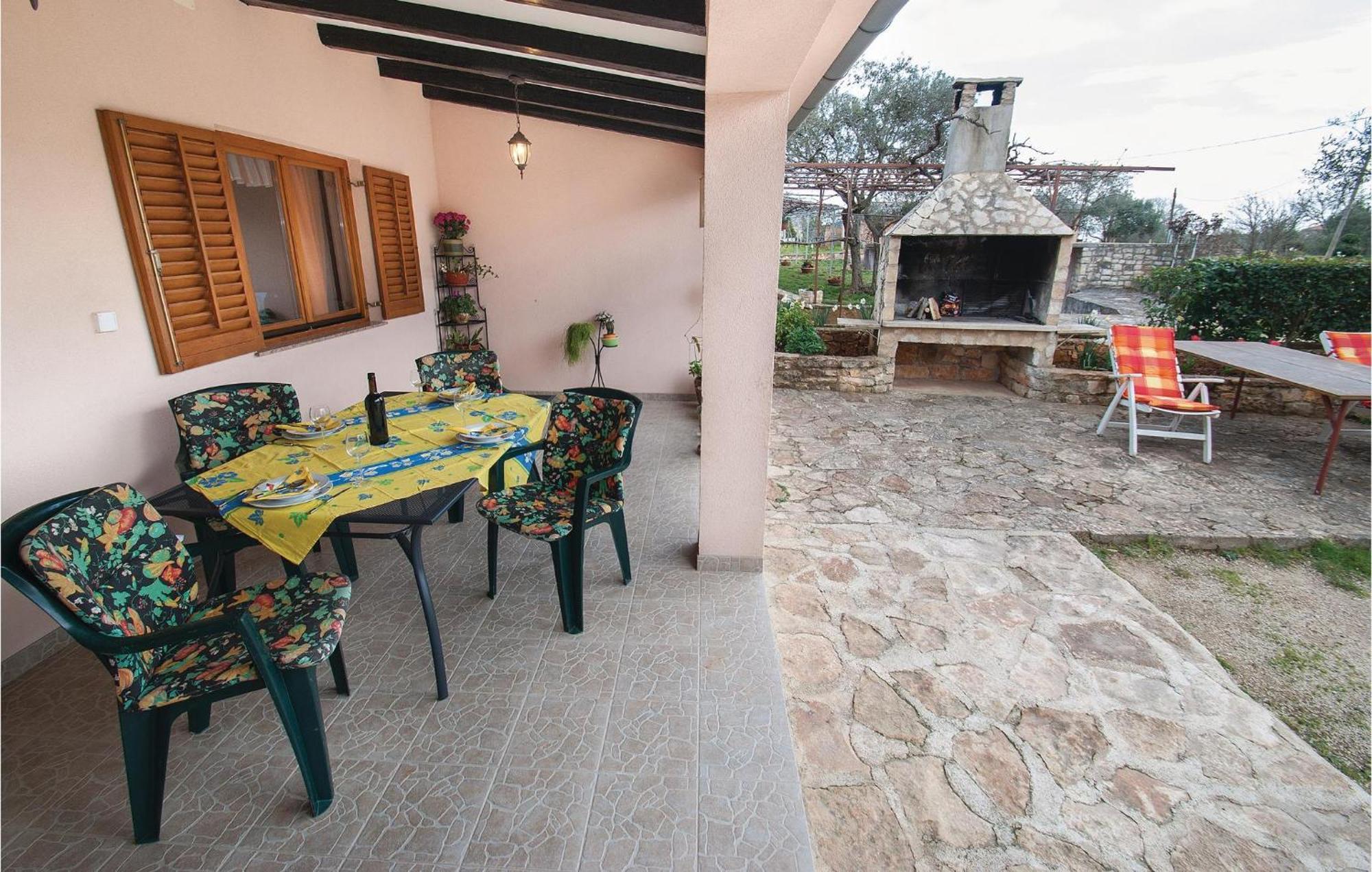 Lovely Apartment In Rovinj With Kitchen Екстер'єр фото