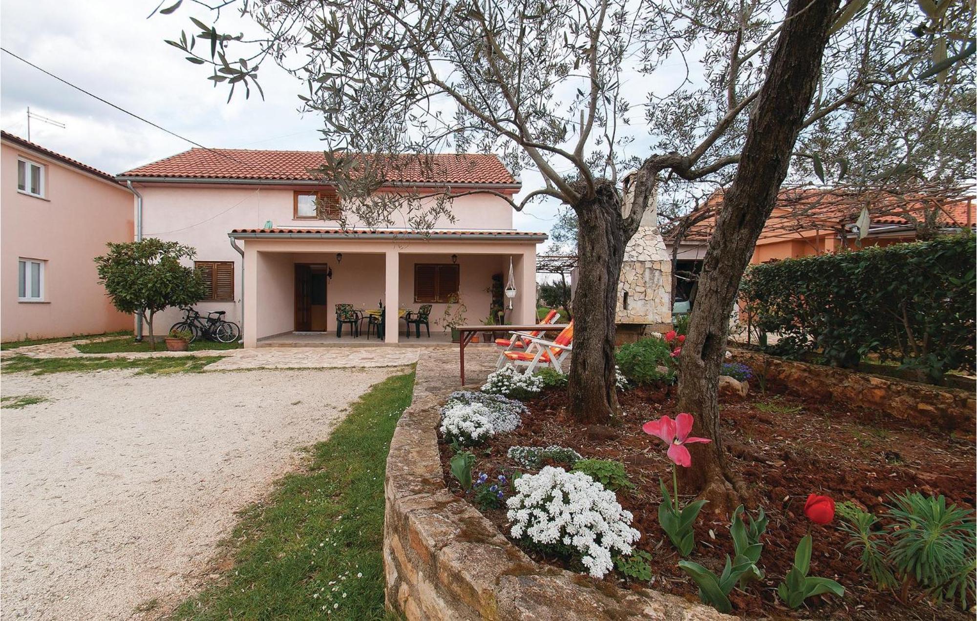 Lovely Apartment In Rovinj With Kitchen Екстер'єр фото