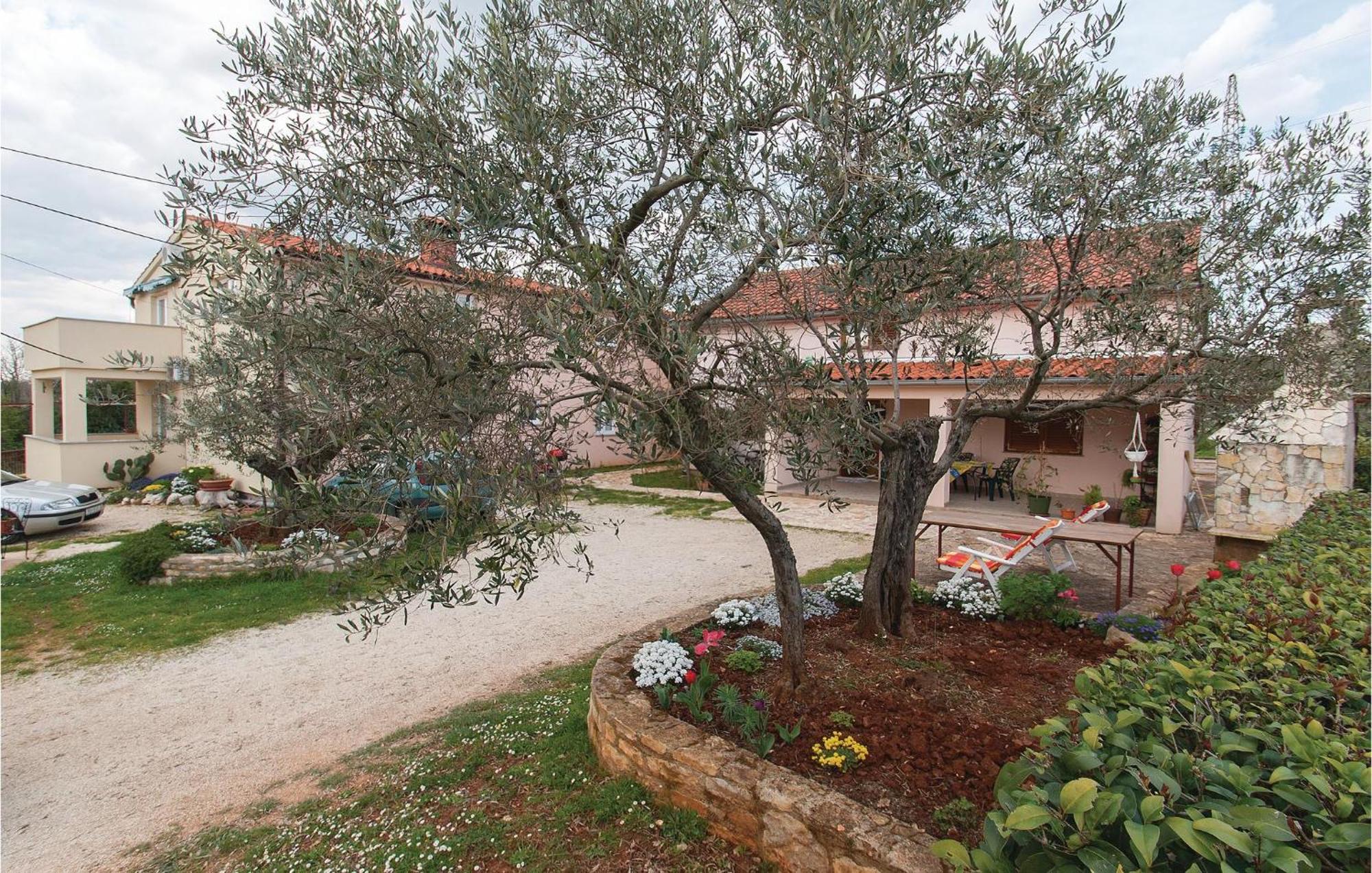 Lovely Apartment In Rovinj With Kitchen Екстер'єр фото
